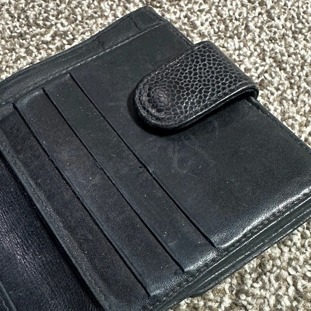 CHANEL AUTHENTIC Black Caviar Leather Card Holder with Embossed CC - Picture 5 of 16